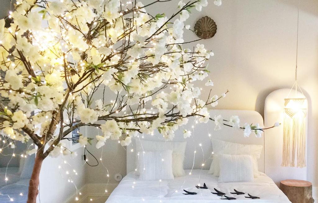 ein Baum mit weißen Blumen im Schlafzimmer in der Unterkunft BOUTIQUE Rentals - Little Treasure Studio in Porto
