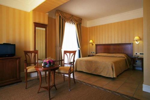 Postel nebo postele na pokoji v ubytování Dioscuri Bay Palace