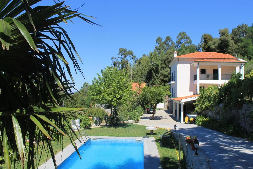 Quinta do Bacelo, Casa completa, 4 quartos e piscinaの敷地内または近くにあるプール