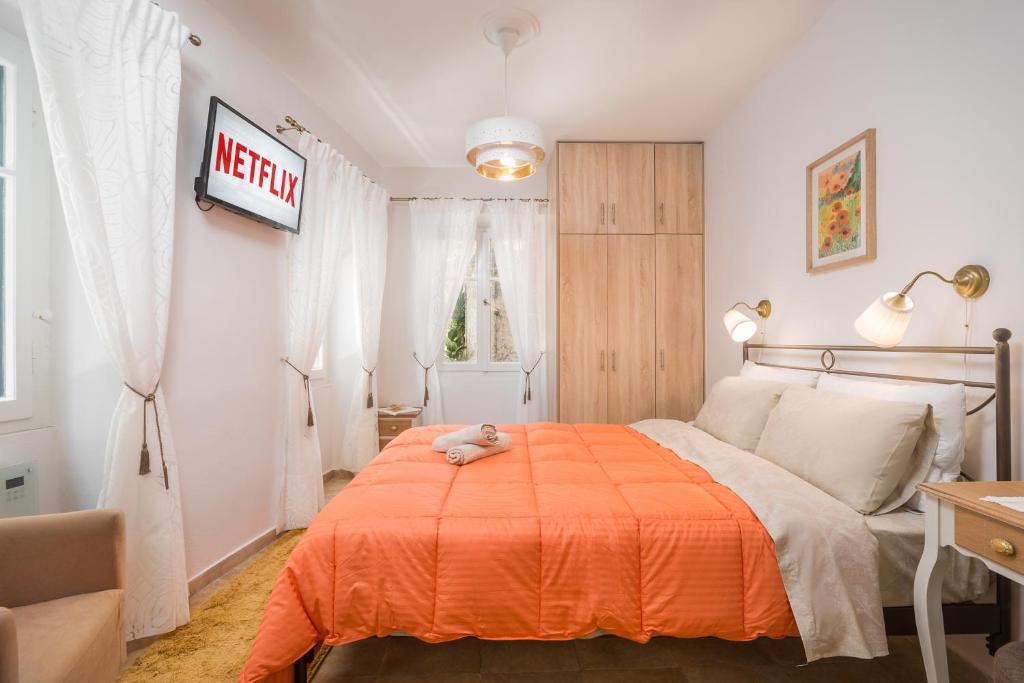 Кровать или кровати в номере Venetian Suites 27