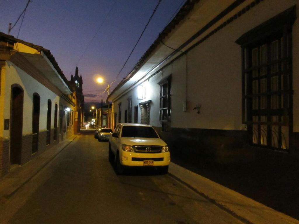 El barrio en el que está el hotel o un barrio cercano