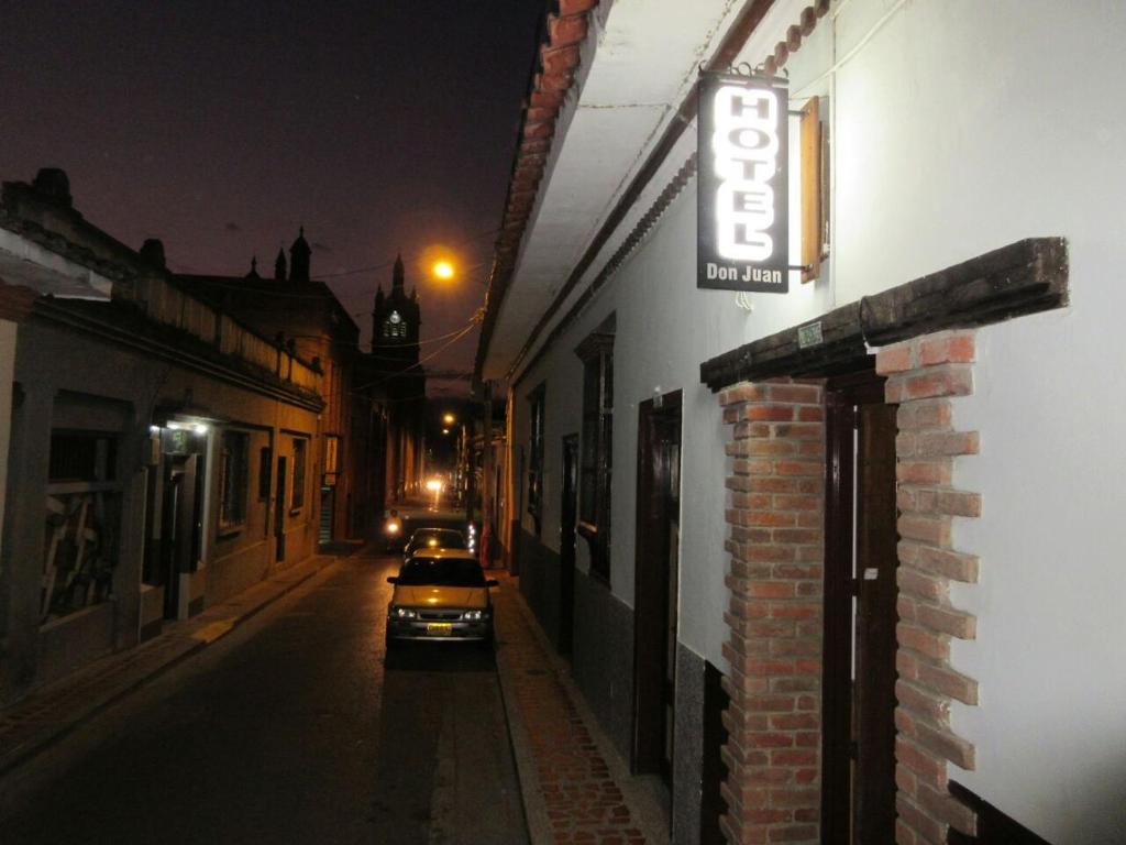 El barrio en el que está el hotel o un barrio cercano