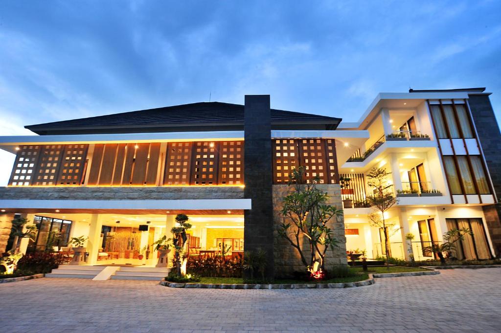 馬塔蘭的住宿－Kautaman Hotel，前面有十字架的大建筑