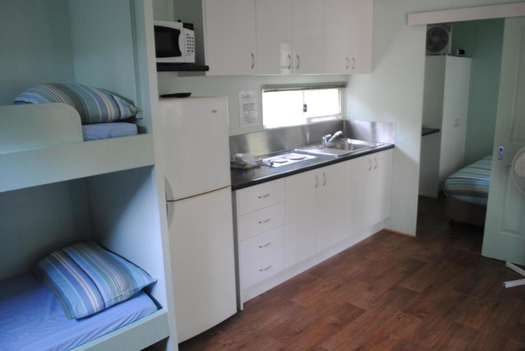 Kuchyň nebo kuchyňský kout v ubytování Gracetown Caravan Park