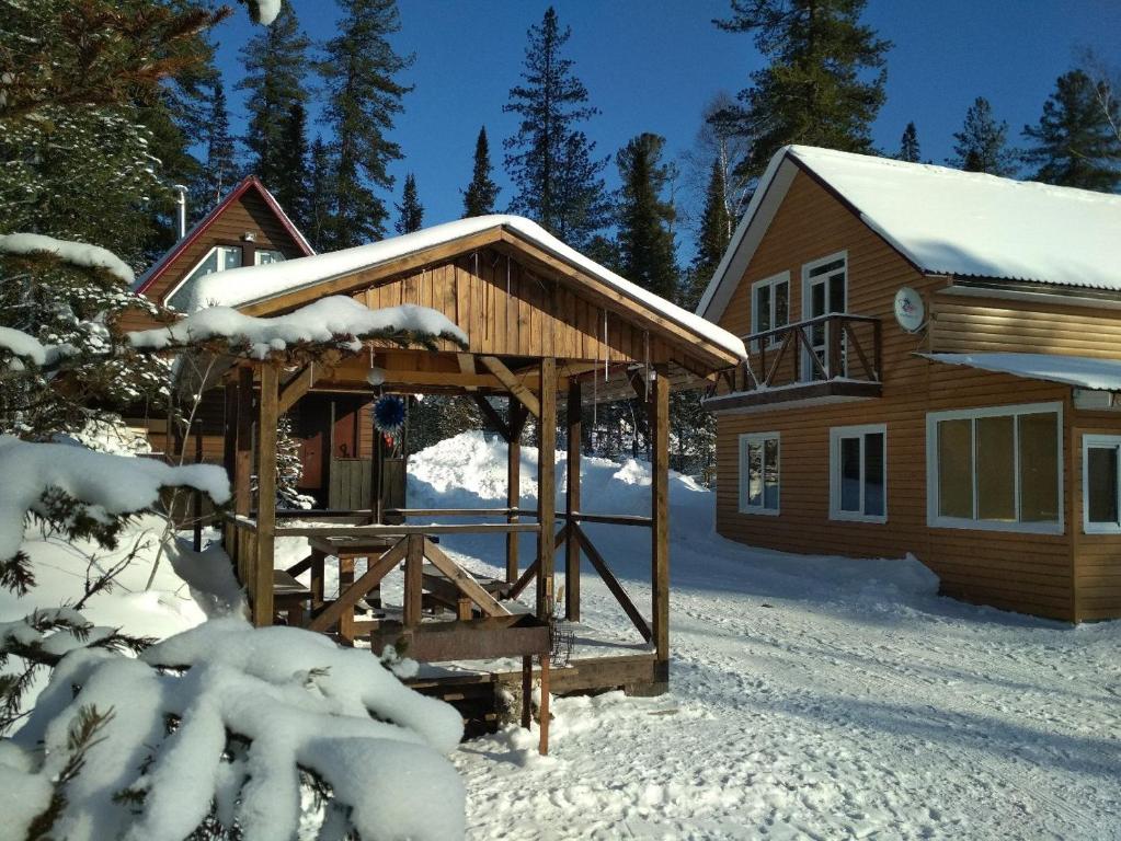 シェレゲシュにあるДом в кедрах 1の雪上の木造小屋
