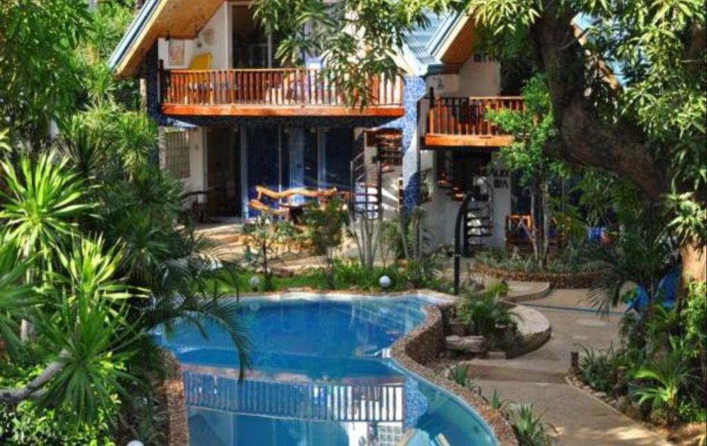 Bazén v ubytování Princess of Coron Austrian Resort nebo v jeho okolí