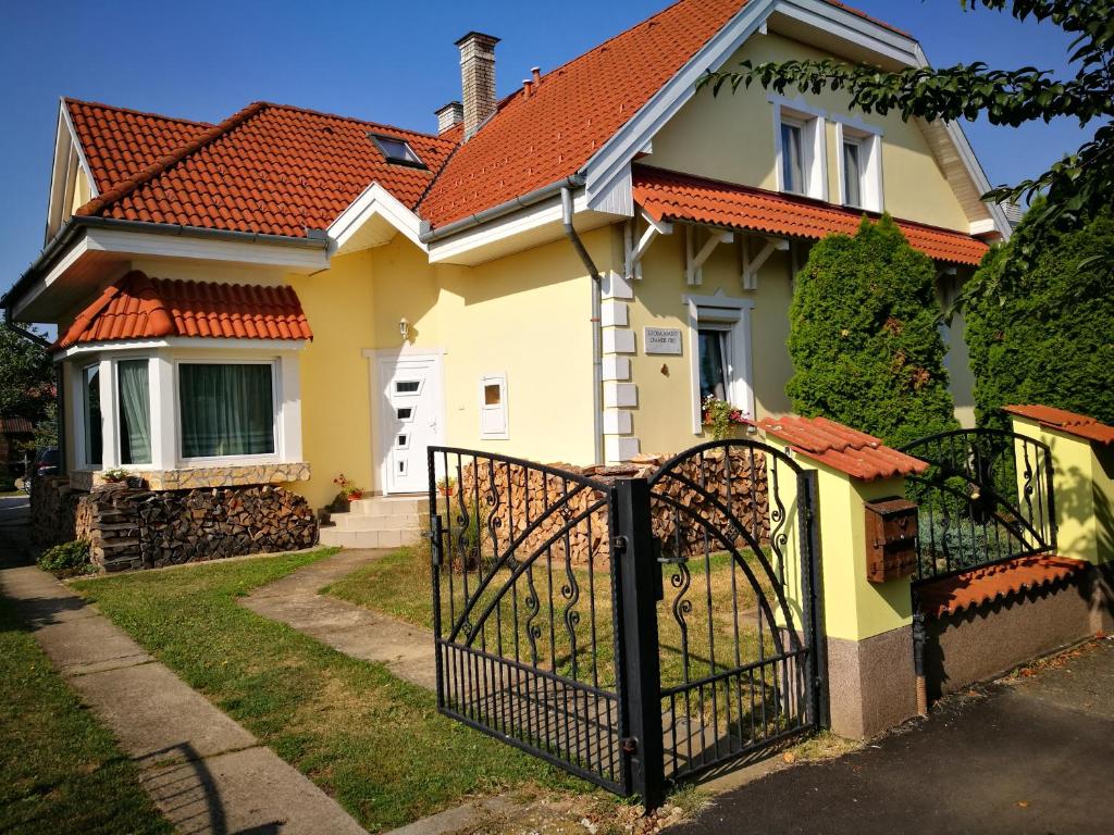 Kovács Vendégház في بوك: منزل أصفر بسقف برتقالي