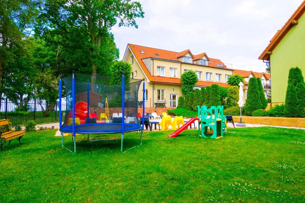 Herní místnost nebo prostor pro děti v ubytování Alcest z widokiem na morze, basenem,