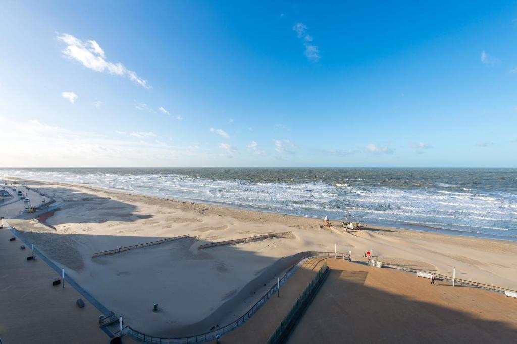 a view of the beach with the ocean at Cosy Studio with Sea View in Ostend in Ostend