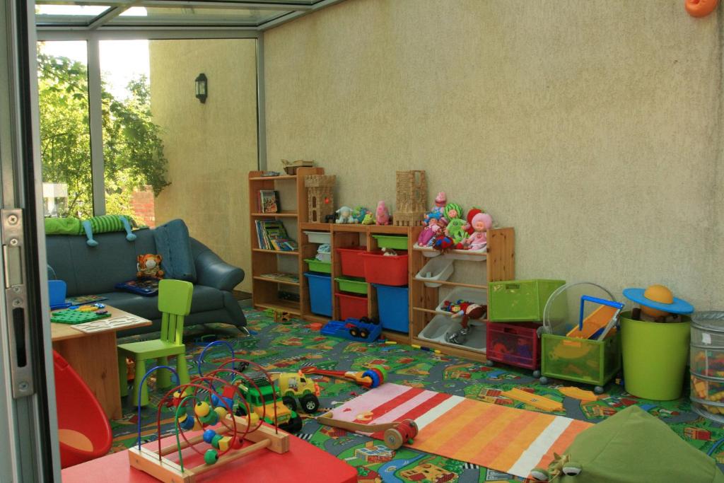Dětský klub v ubytování Alcest z widokiem na morze, basenem,