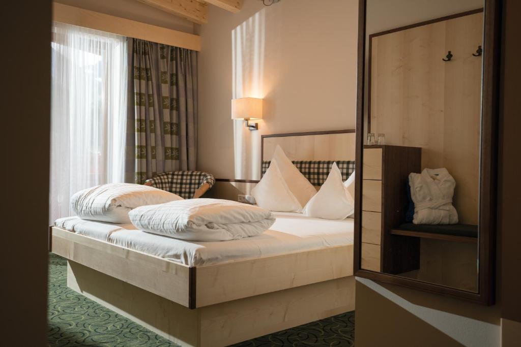Postel nebo postele na pokoji v ubytování Hotel Gasthof Schöpf