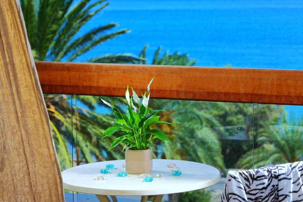 Balkón nebo terasa v ubytování Sitia Beach City Resort & Spa