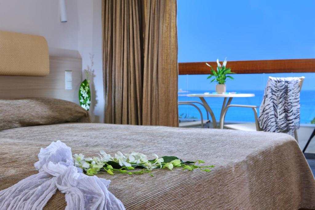 Postel nebo postele na pokoji v ubytování Sitia Beach City Resort & Spa