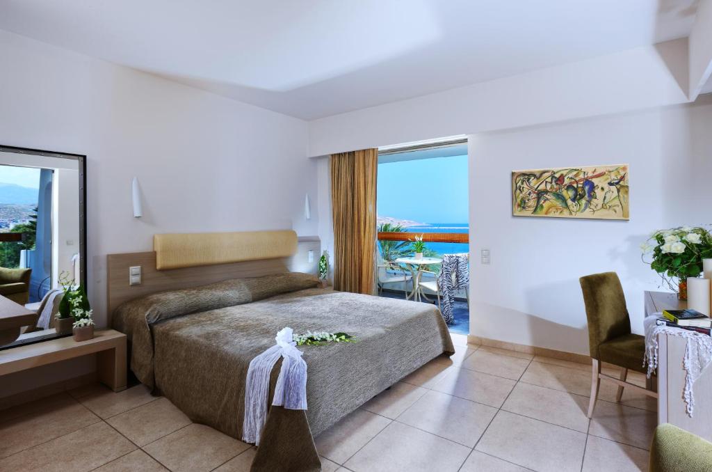 Postel nebo postele na pokoji v ubytování Sitia Beach City Resort & Spa