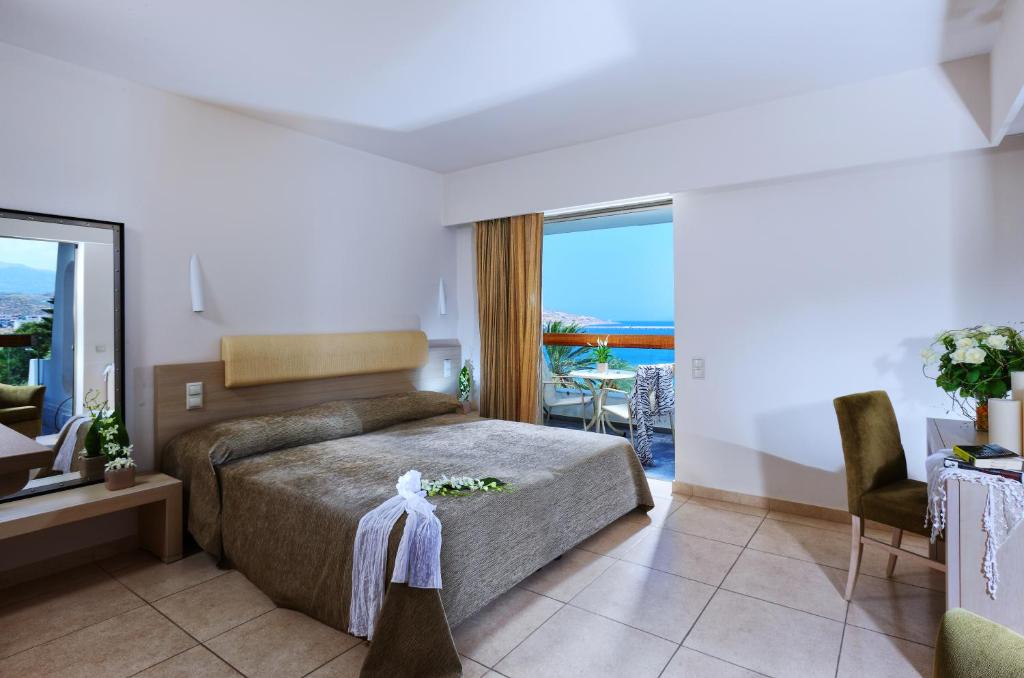 Postel nebo postele na pokoji v ubytování Sitia Beach City Resort & Spa