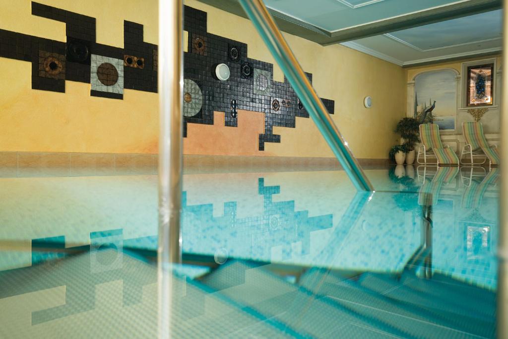 Bazén v ubytování Hotel Gasthof Schöpf nebo v jeho okolí