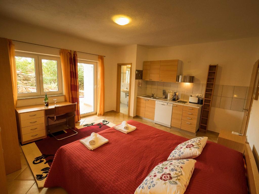 1 dormitorio con cama roja y cocina en Nautilus-Bay Apartments - Apartments 112 - Casa Gorma, en Zavala