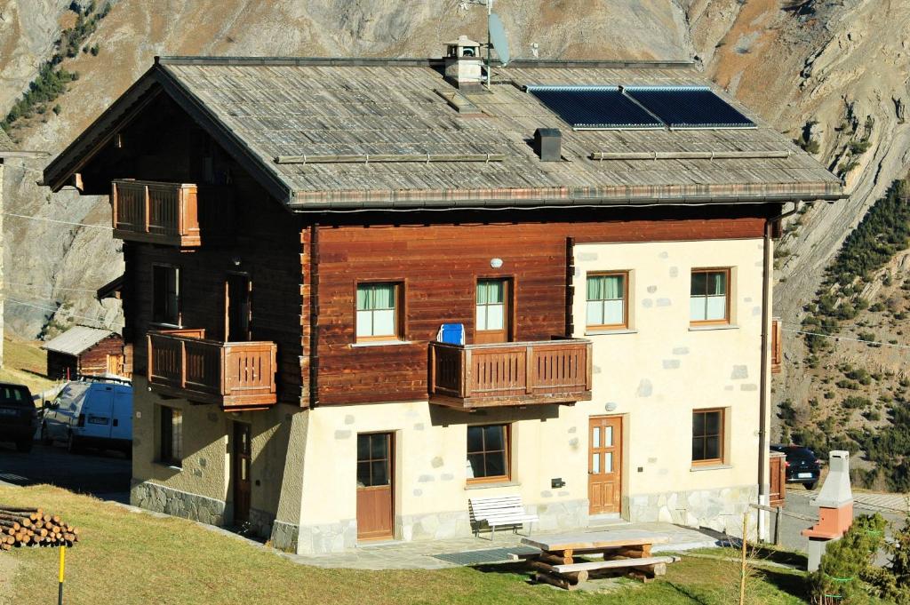 a house with two balconies on a mountain at Chalet Li Baita Genny in Livigno