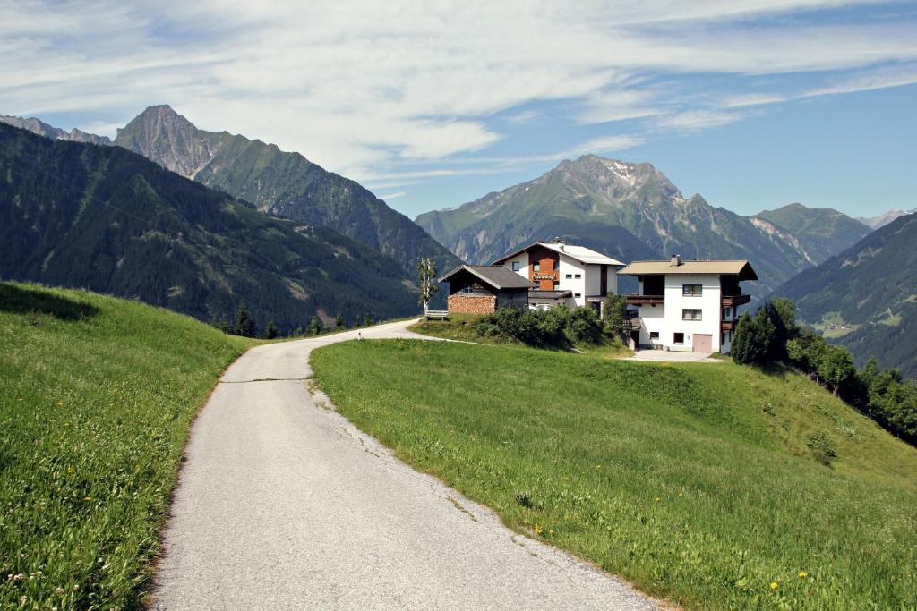 una strada sterrata che conduce a una casa su una montagna di Berggasthaus Steinerkogl a Brandberg