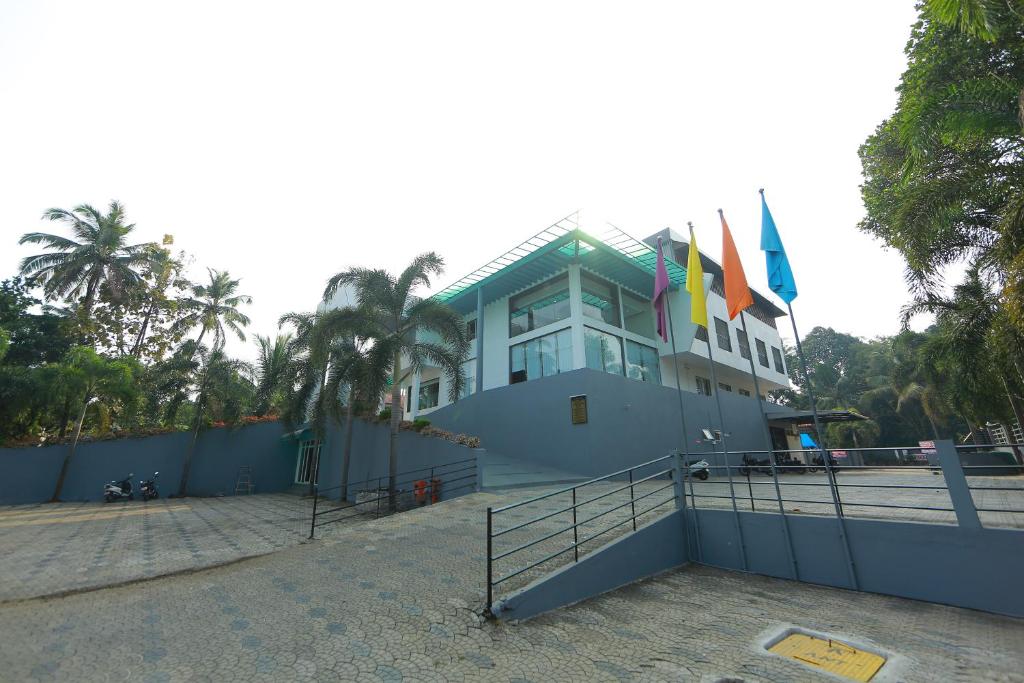 安加马尔伊Park regency的一面有旗帜的建筑