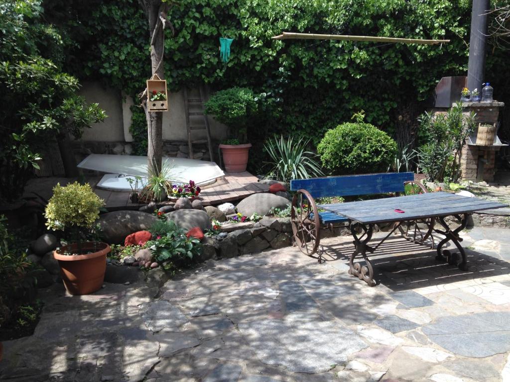 un jardin avec un banc, une table et des plantes dans l'établissement Craftsman's Home, à Tbilissi