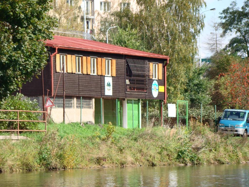 カルロヴィ・ヴァリにあるKlub vodáků Karlovy varyの川沿いに停車した青いトラックの家