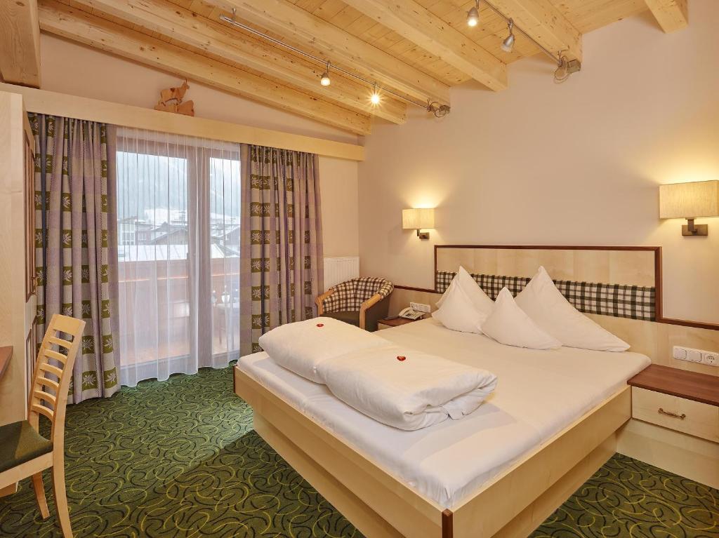 Postel nebo postele na pokoji v ubytování Hotel Gasthof Schöpf