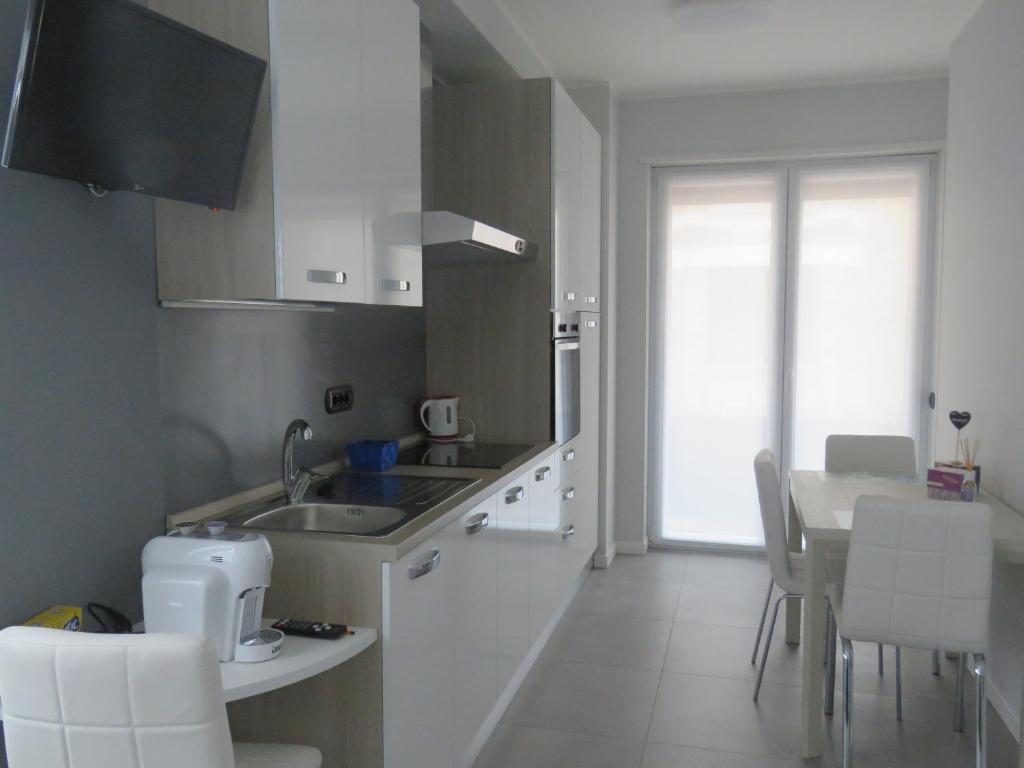 Kuchyň nebo kuchyňský kout v ubytování Lake Como Apartments