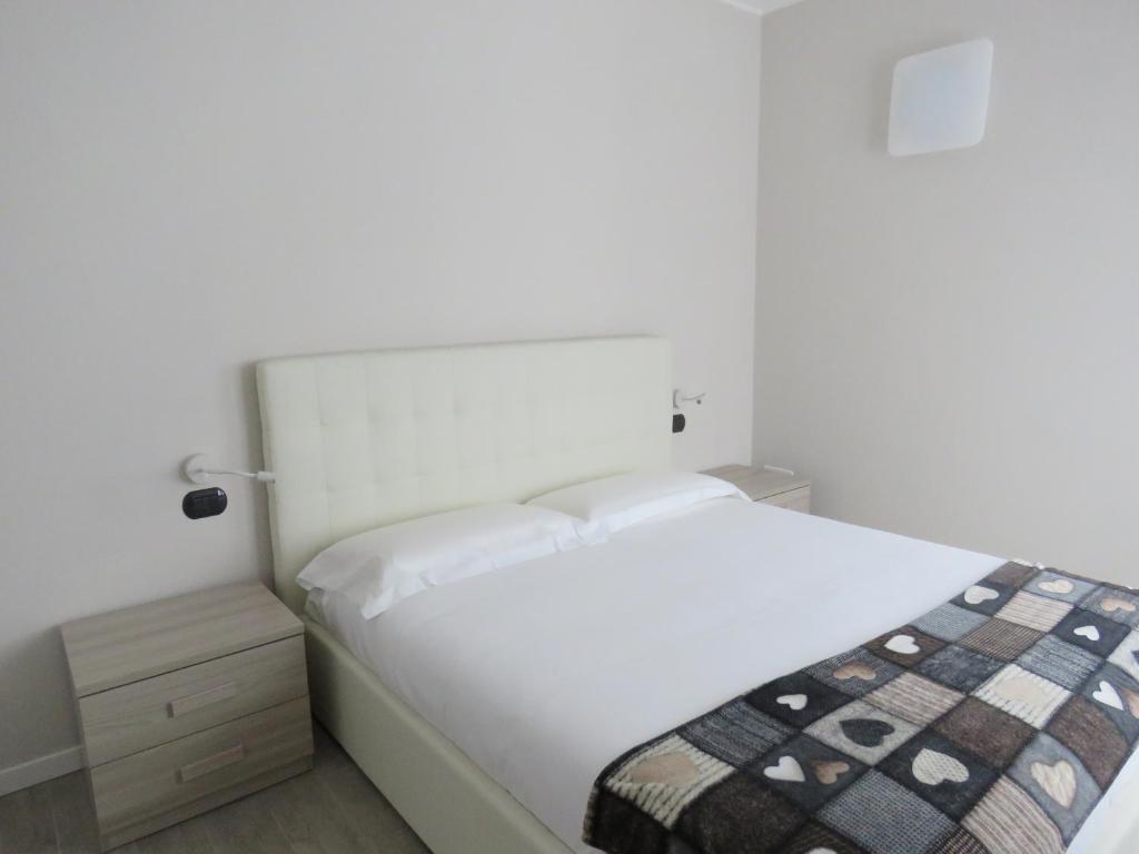 Postel nebo postele na pokoji v ubytování Lake Como Apartments