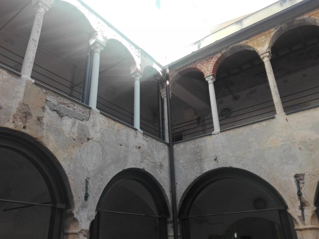 ジェノヴァにあるAl Chiostro Guesthouseの柱の集まる建物