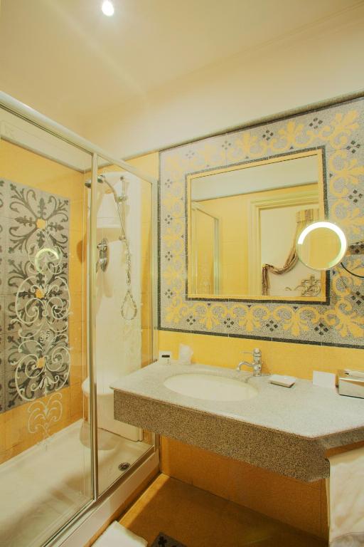 Uma casa de banho em Hotel Aventino