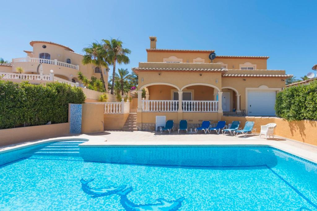 een villa met een zwembad voor een huis bij Villa Chris, best area of Calpe - by Holiday Rentals Villamar in Calpe