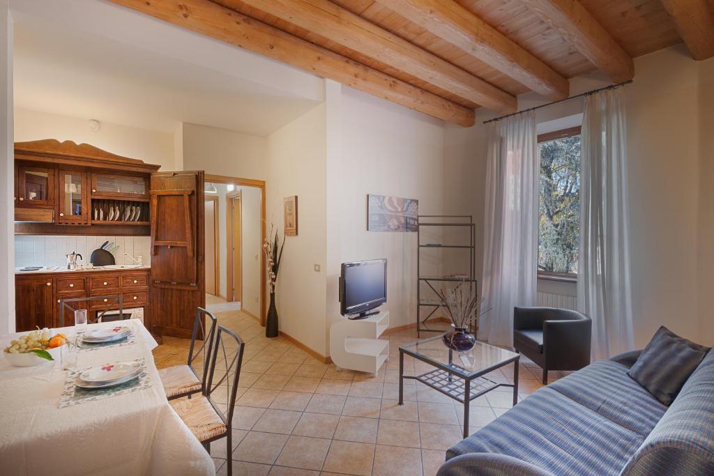 ein Wohnzimmer mit einem Sofa und einem Tisch in der Unterkunft Residence San Lorenzo in Verona