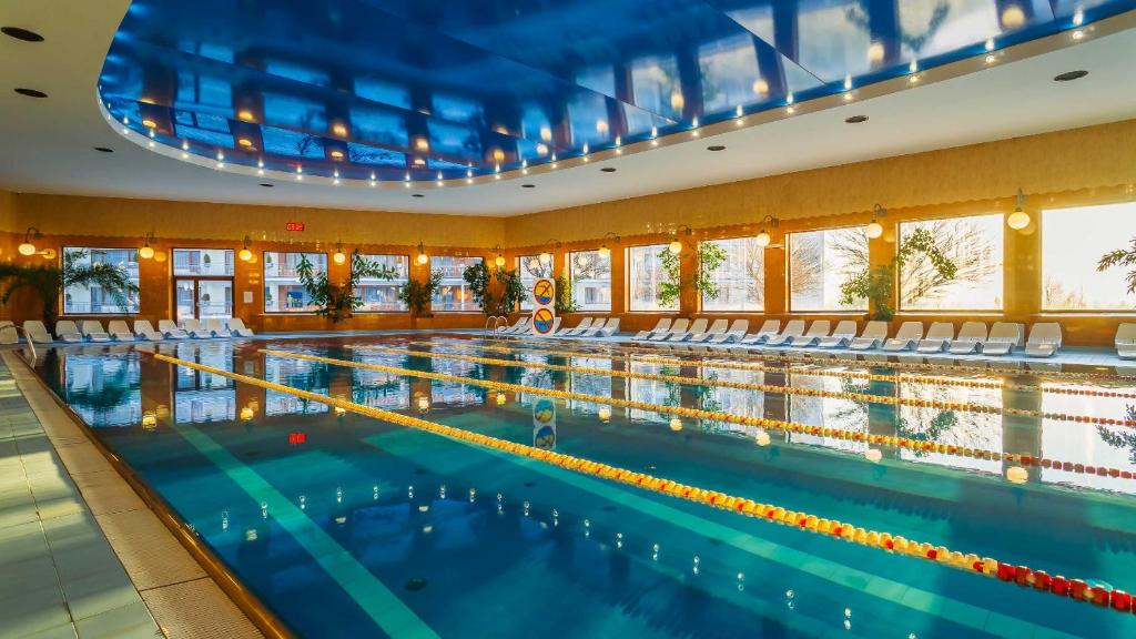 Bazén v ubytovaní Hotel Gołębiewski Mikołajki alebo v jeho blízkosti
