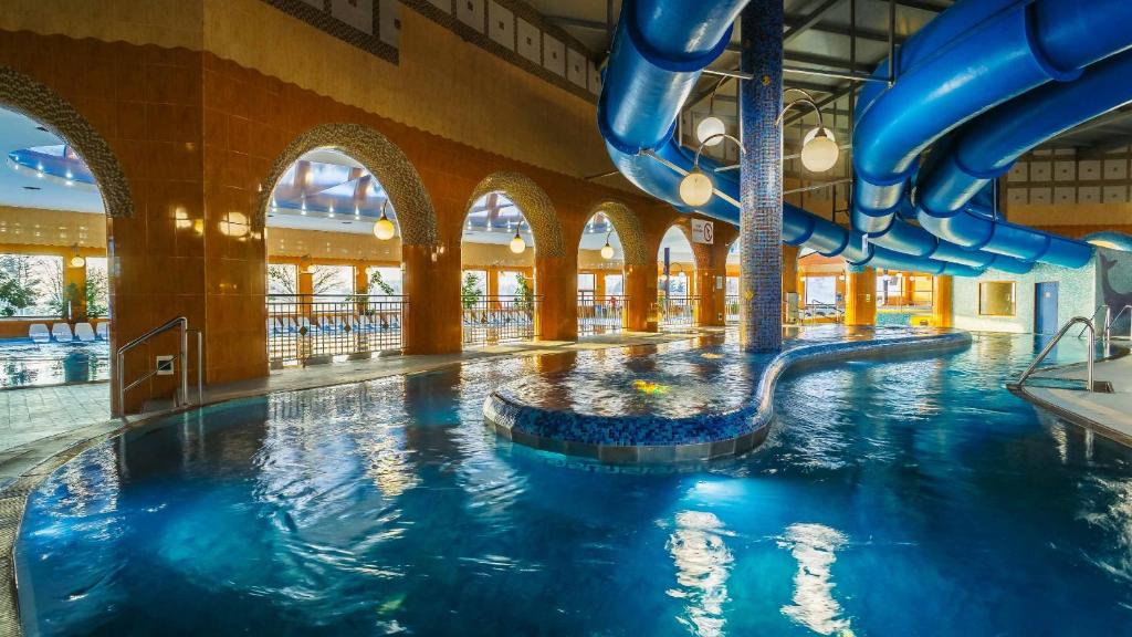 Bazén v ubytovaní Hotel Gołębiewski Mikołajki alebo v jeho blízkosti