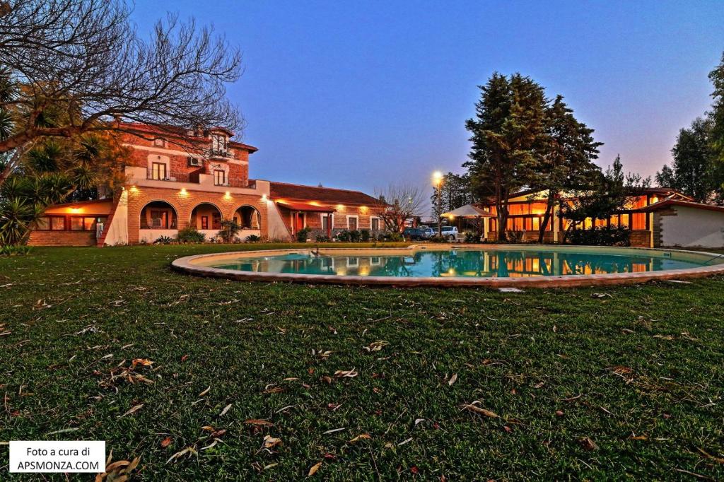 una casa con piscina en el patio en Casale Del Vento, en Aprilia