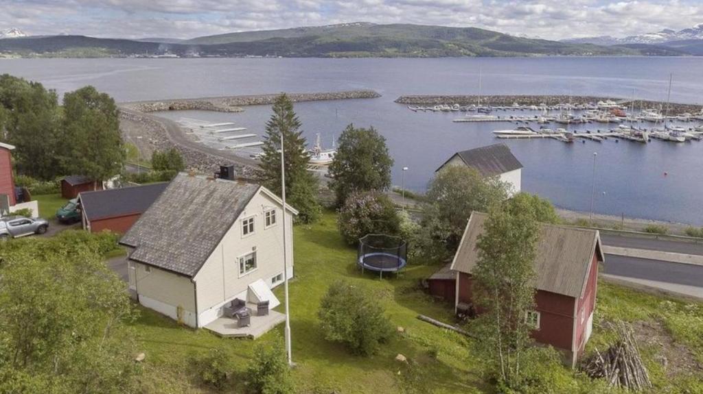 uma vista aérea de uma casa ao lado de uma marina em House in central Finnsnes em Finnsnes