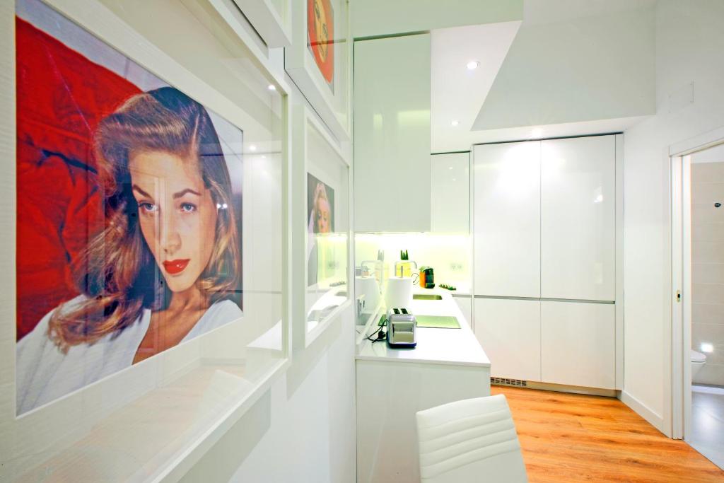 マドリードにあるPrado Suite - MADFlats Collectionの白いキッチン(壁に大きな絵画付)