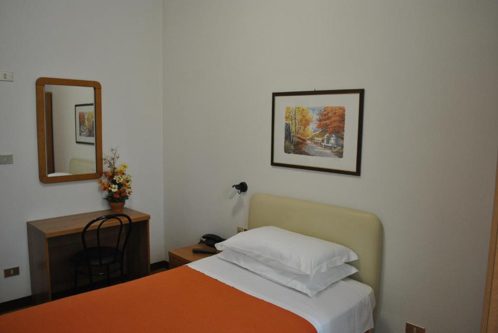 Łóżko lub łóżka w pokoju w obiekcie Albergo "da Mario"