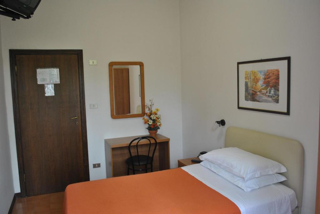 Łóżko lub łóżka w pokoju w obiekcie Albergo "da Mario"