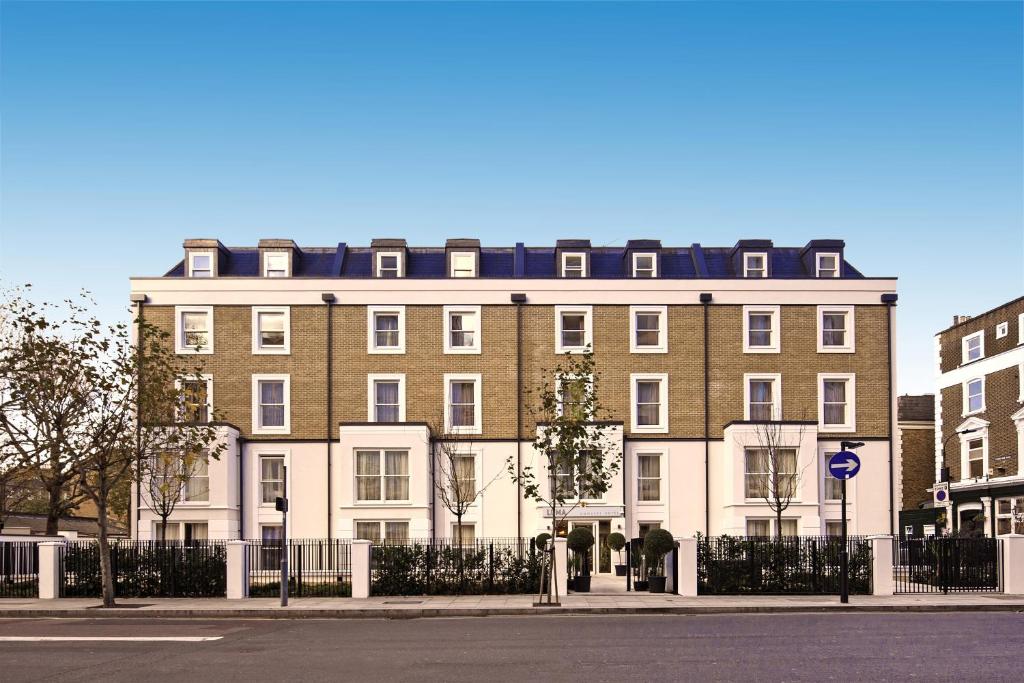 un gran edificio en la esquina de una calle en Heeton Concept Hotel – Luma Hammersmith en Londres