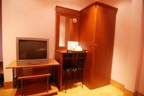 TV a/nebo společenská místnost v ubytování Lanta Bee Garden Bungalow SHA Extra Plus