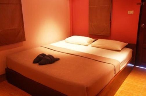 Postel nebo postele na pokoji v ubytování Lanta Bee Garden Bungalow SHA Extra Plus