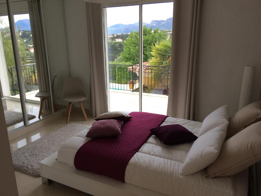 ColomarsにあるSerenitaの大きな窓付きの客室のベッド1台分です。