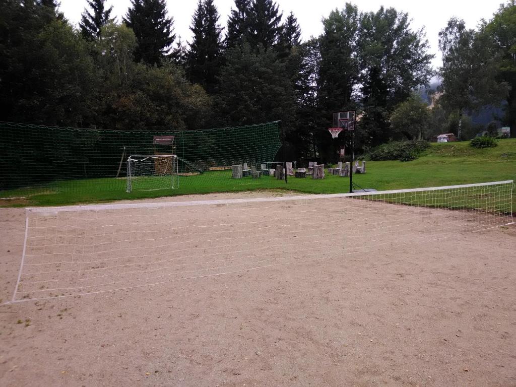 Tenis a/nebo squash v ubytování Horska chata Svetlanka nebo okolí