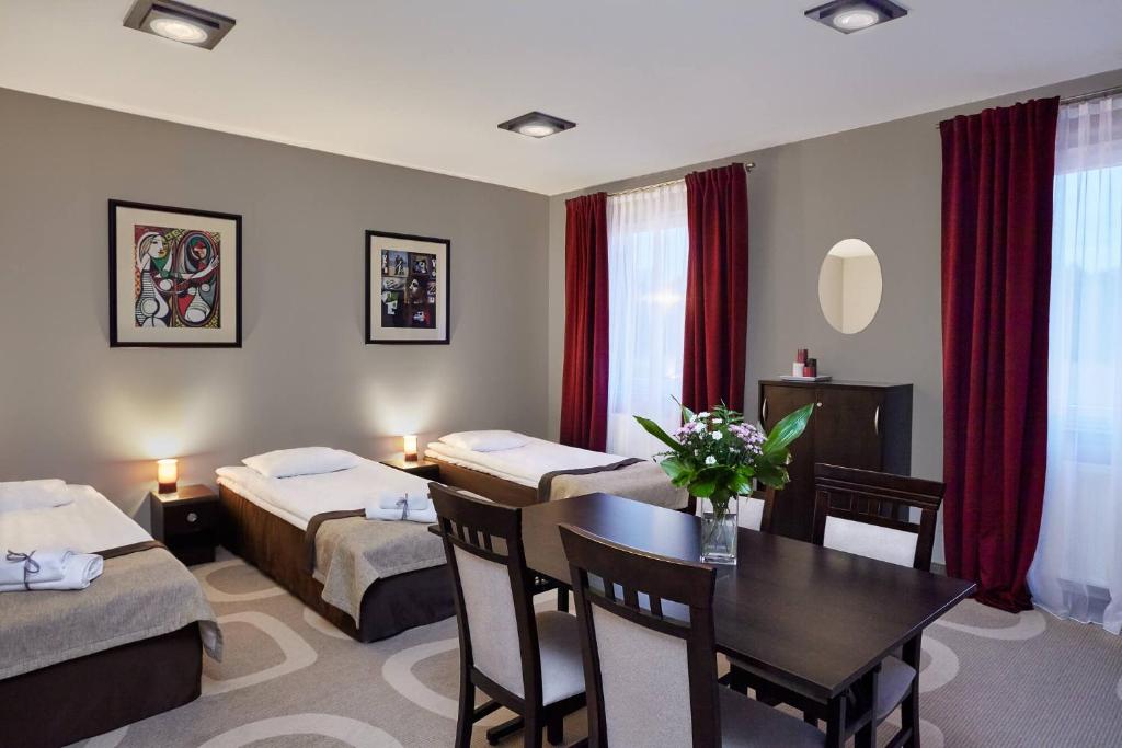 Łóżko lub łóżka w pokoju w obiekcie Hotel Picaro Żarska Wieś Południe A4 kierunek Polska