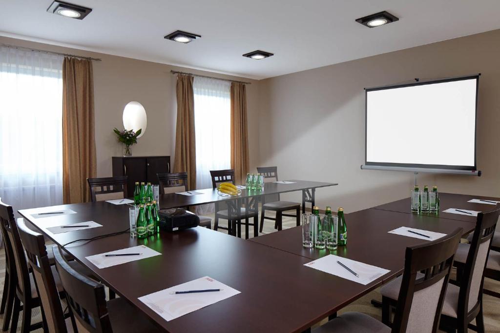 sala konferencyjna ze stołami, krzesłami i ekranem w obiekcie Hotel Picaro Żarska Wieś Południe A4 kierunek Polska w mieście Zgorzelec