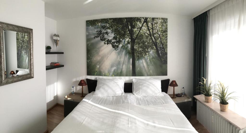 格羅瑙的住宿－Apartment Gronau，一间卧室配有一张壁画大床