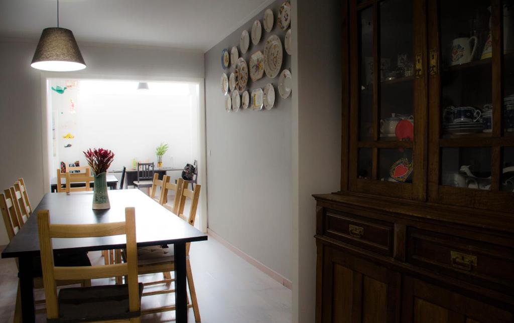 eine Küche und ein Esszimmer mit einem Tisch und Stühlen in der Unterkunft Alameda Guest House GF in Espinho