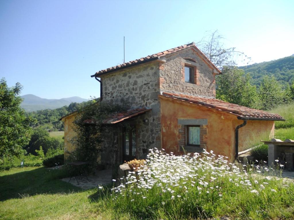 サンタ・フィオーラにあるPodere di Maggio - Seccatoioの花畑の古石造家